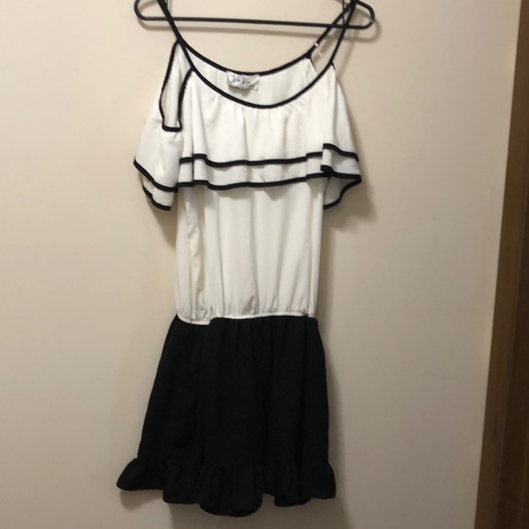 VaVa By Joy Han Black & White Cold Shoulder Romper Size Medium EUC - Picture 2 of 15